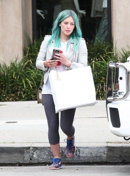 Хилари Дафф зачем-то покрасила волосы в бирюзовый 