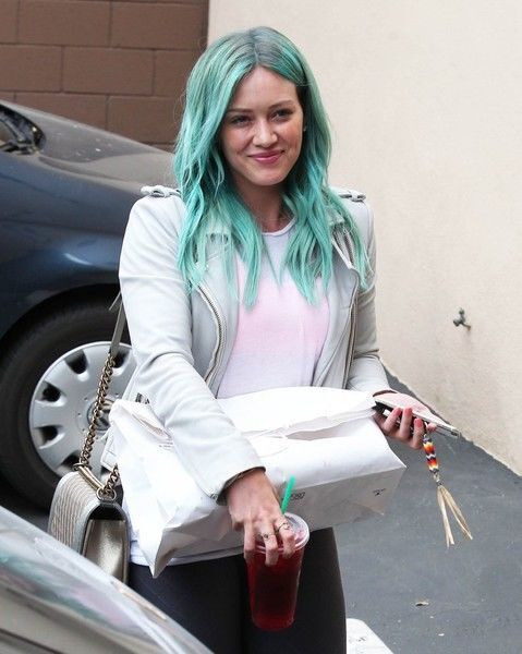 Хилари Дафф зачем-то покрасила волосы в бирюзовый 