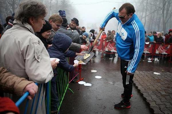 В России участников фестиваля уличной еды кормили с лопаты. Фотофакт