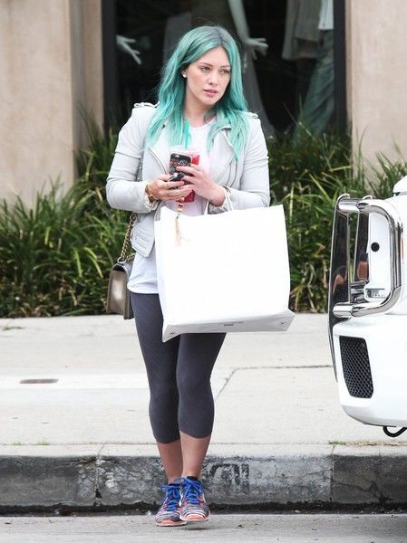 Хилари Дафф зачем-то покрасила волосы в бирюзовый 