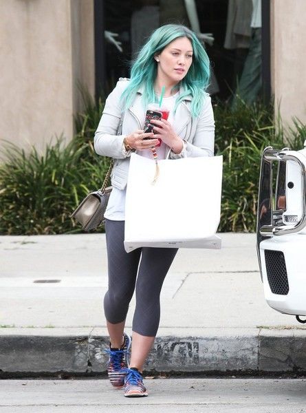 Хилари Дафф зачем-то покрасила волосы в бирюзовый 