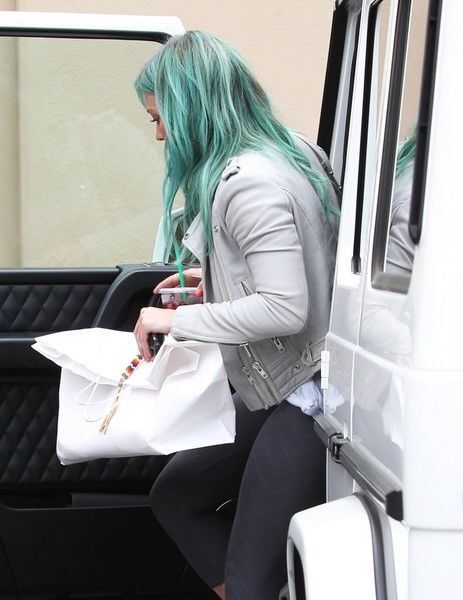 Хилари Дафф зачем-то покрасила волосы в бирюзовый 