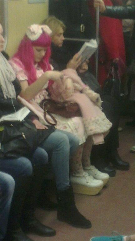 Отчаянные модники петербургского метро: как одеваются в культурной столице России