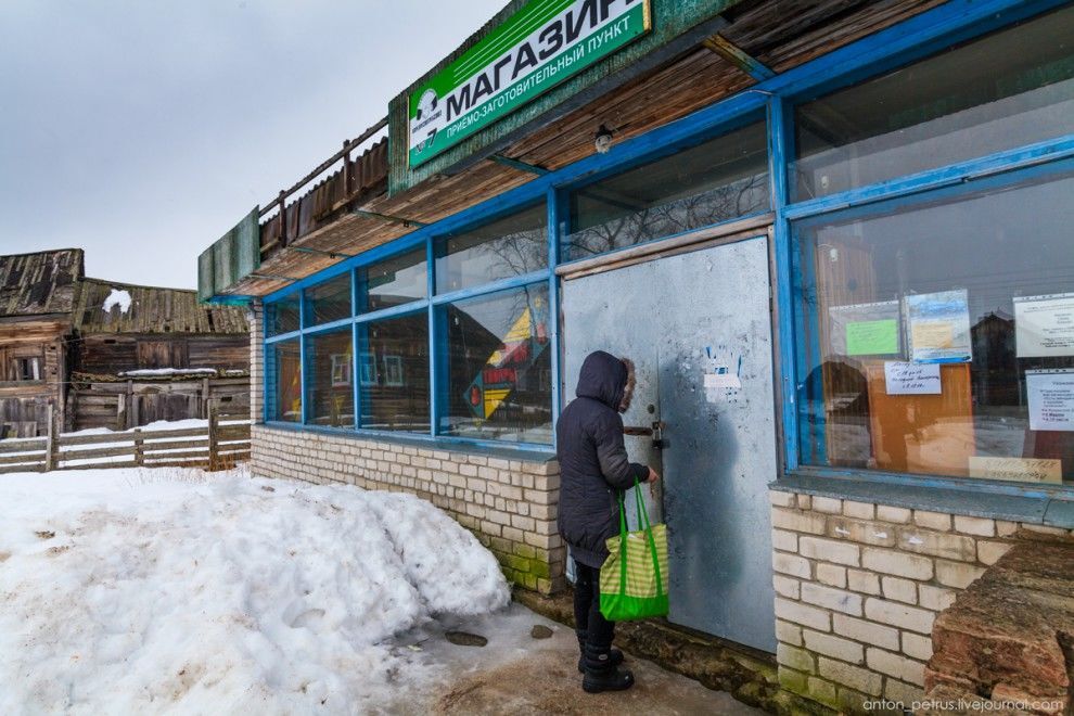 Застывшая жизнь на краю земли в деревне, которая вымирает