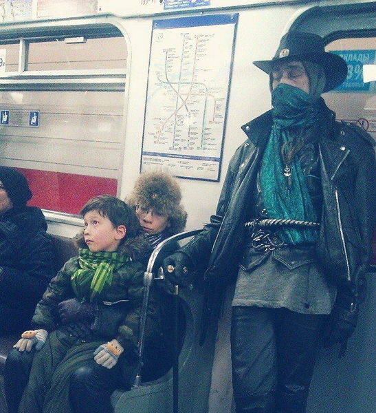 Умом Россию не понять: самые странные персонажи петербургского метро