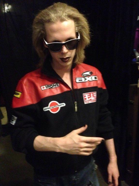 Отчаянные модники петербургского метро: как одеваются в культурной столице России