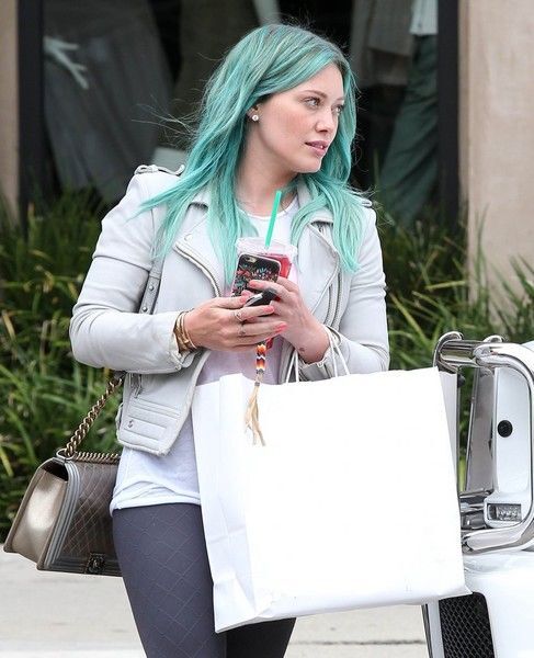 Хилари Дафф зачем-то покрасила волосы в бирюзовый 