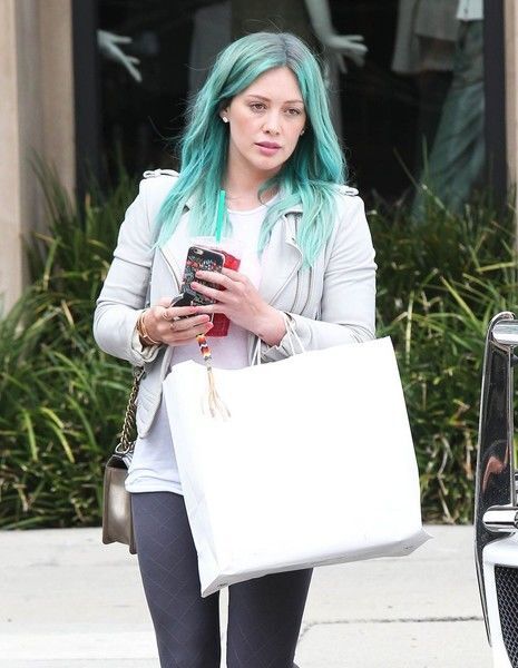 Хилари Дафф зачем-то покрасила волосы в бирюзовый 