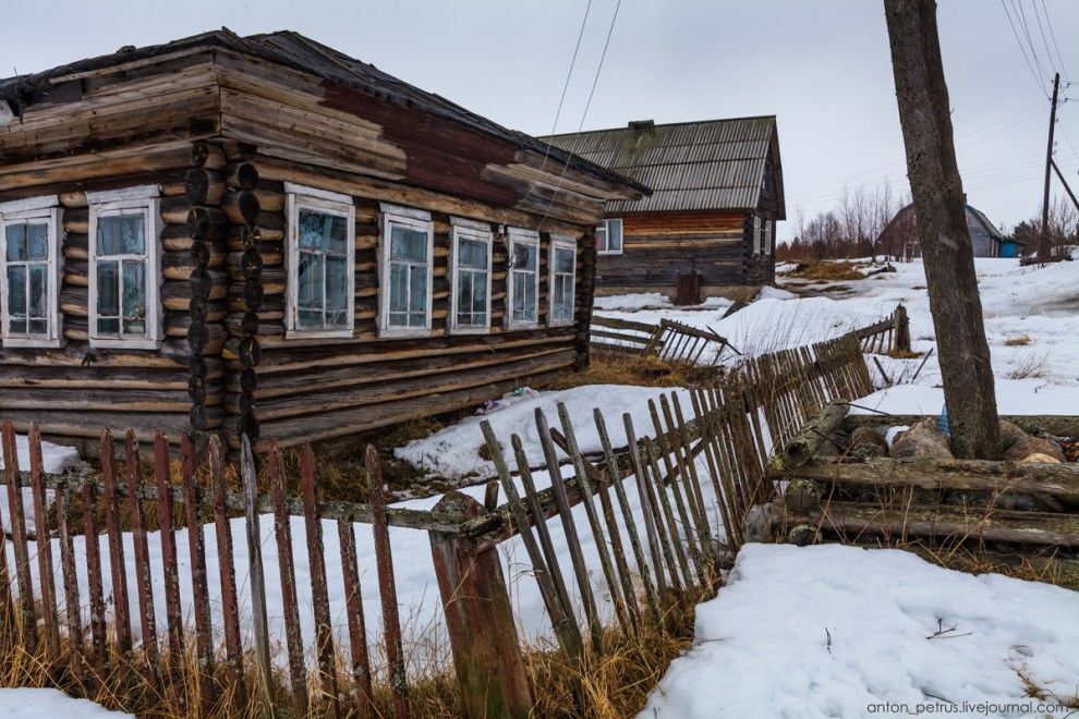 Застывшая жизнь на краю земли в деревне, которая вымирает