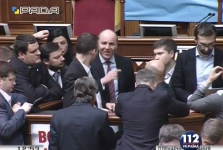 Нардепы заблокировали трибуну Рады, Гройсман закрыл заседание