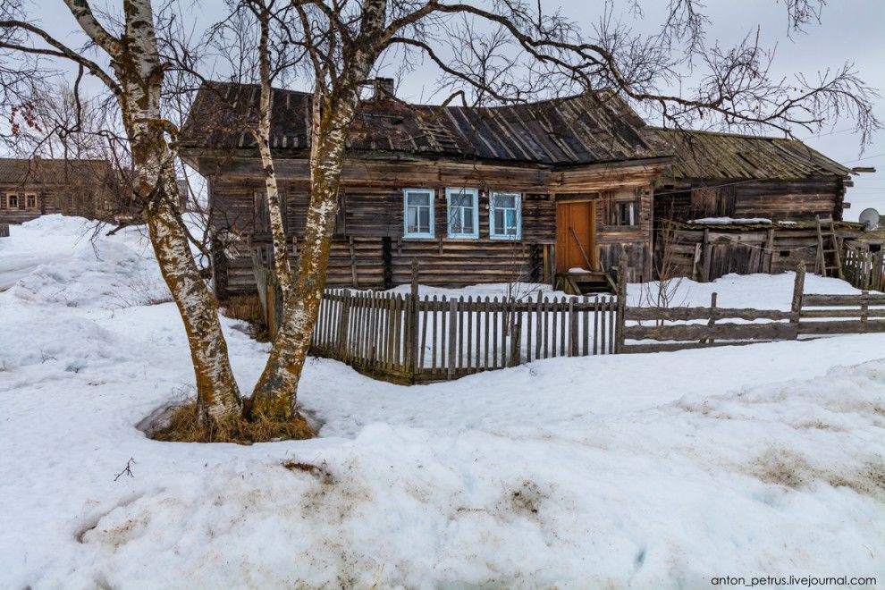 Застывшая жизнь на краю земли в деревне, которая вымирает