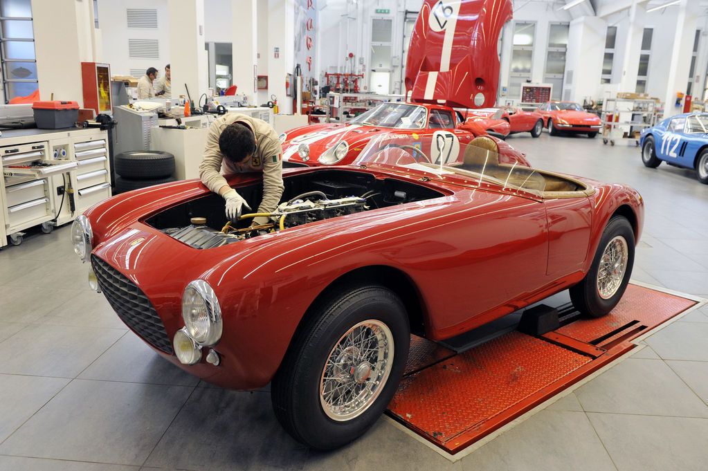 Итальянские умельцы восстановили уникальный Ferrari: фото "красавца"