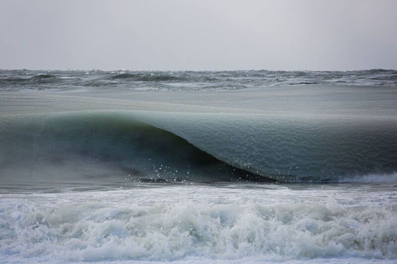 Замерзшие волны покоряют своей красотой: редкие кадры
