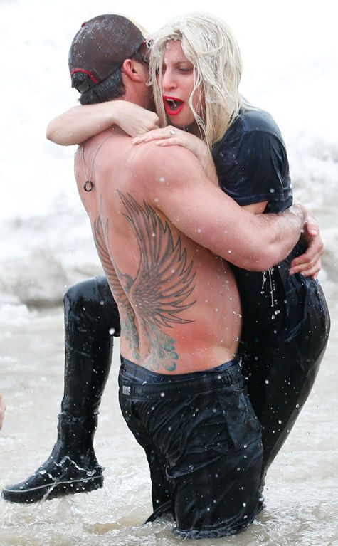 Леди Гага с женихом нырнули в замерзшее озеро ради благотворительности