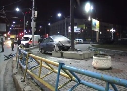 В Киеве автомобиль "залетел" в бигборд: опубликовано видео с места ДТП