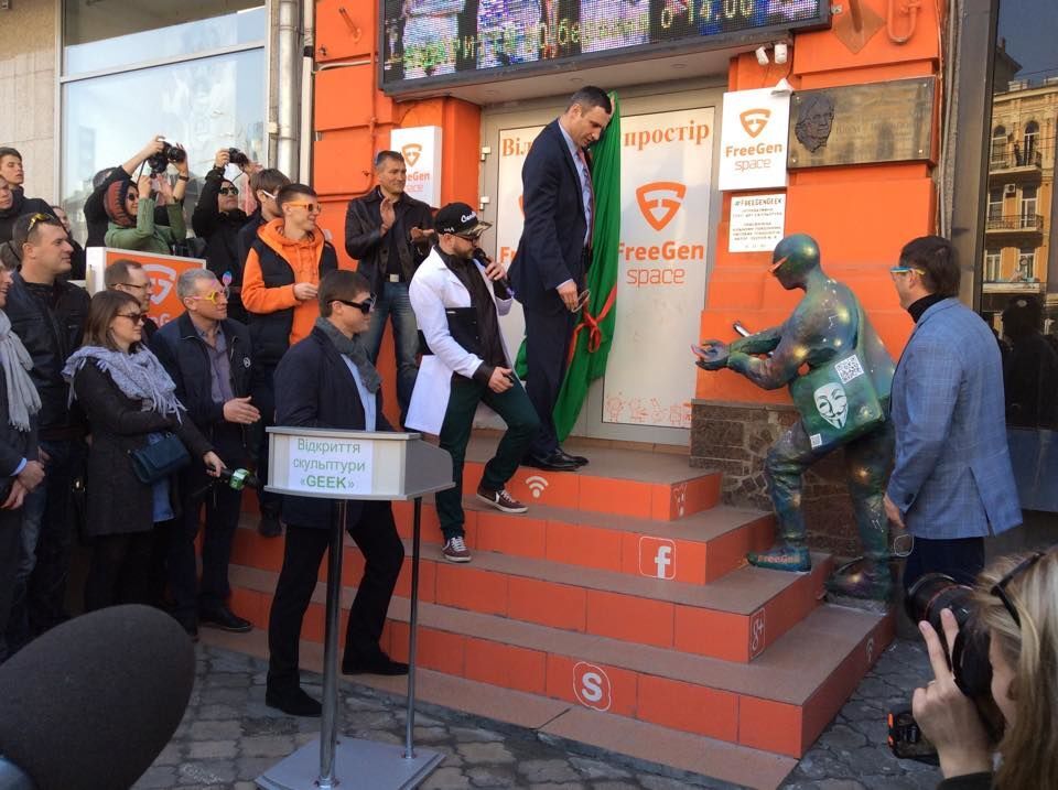 В Киеве открыли интерактивную скульптуру Гика