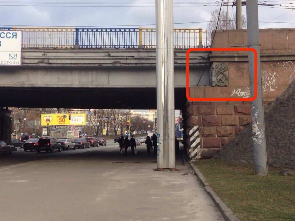 Киевлянин требует убрать с моста "оскверненные символы коммунизма"