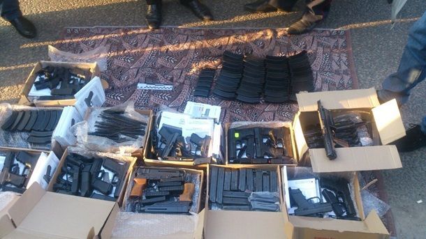 У Києві затримано автомобіль з 12 коробками зброї: фотофакт