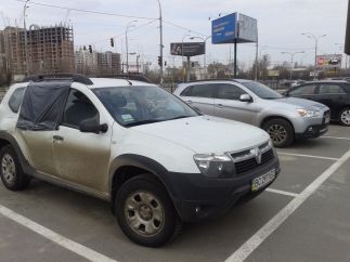 На киевской парковке ночью разгромили автомобили