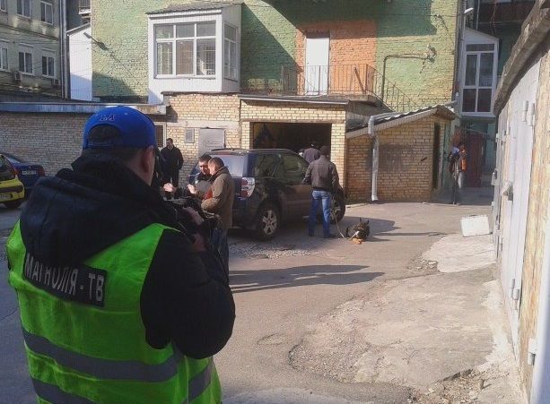 В центре Киева в гараже ищут взрывчатку