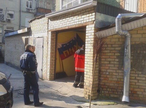 В центре Киева в гараже ищут взрывчатку