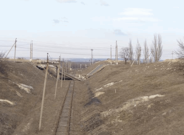 Типичный мост после прихода "русского мира" в Горловку: фотофакт