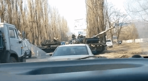 В Макеевке в ДТП попали два танка боевиков: видеофакт