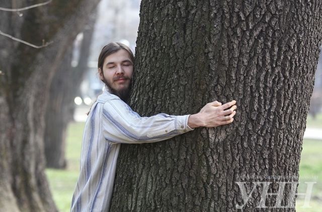 Обнимашки с деревом: в Киеве прошел милый флешмоб - фоторепортаж