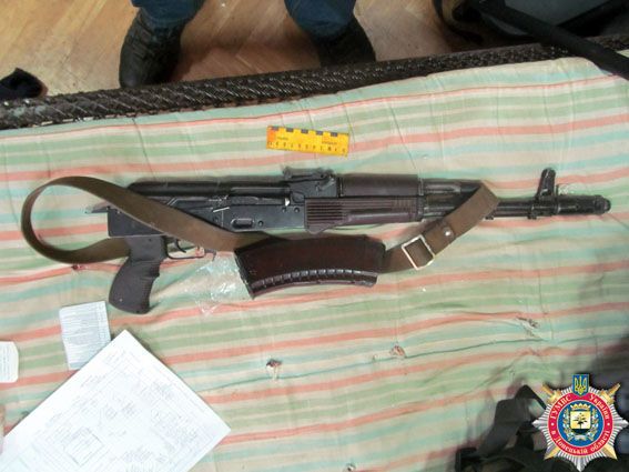 В Волновахе у работников "Теплосети" изъяли арсенал оружия: фотофакт