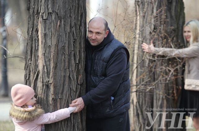 Обнимашки с деревом: в Киеве прошел милый флешмоб