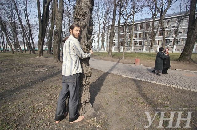 Обнимашки с деревом: в Киеве прошел милый флешмоб