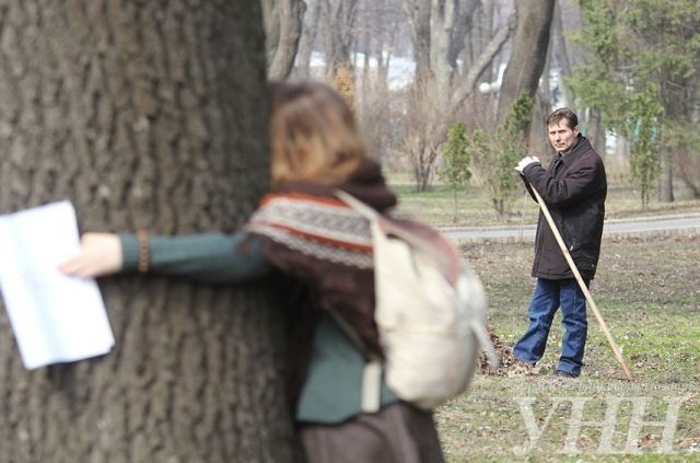 Обнимашки с деревом: в Киеве прошел милый флешмоб - фоторепортаж