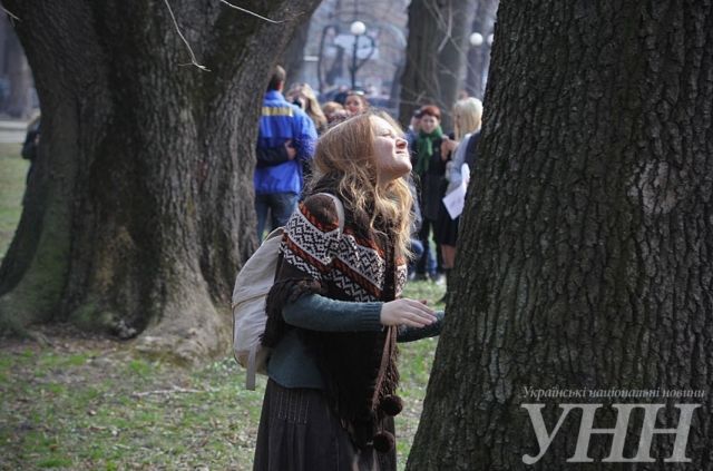 Обнимашки с деревом: в Киеве прошел милый флешмоб
