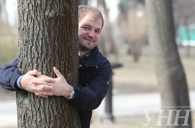 Обнимашки с деревом: в Киеве прошел милый флешмоб