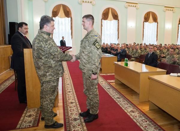 Порошенко присвоил Героя Украины четырем военным командирам