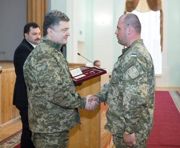 Порошенко присвоил Героя Украины четырем военным командирам