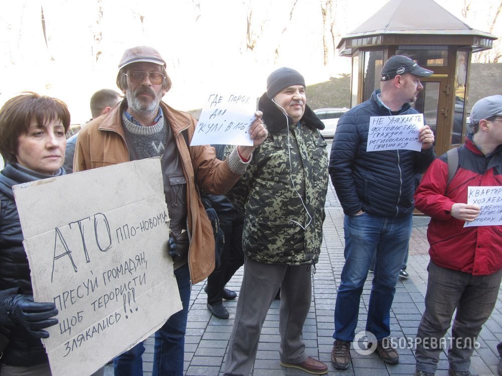 "Прессуй граждан, чтобы террористы боялись!" Беженцы из Донбасса пикетировали Кабмин
