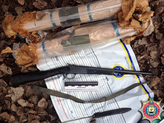 В Красноармейске обнаружен тайник с оружием и символикой "ДНР" и "Оплота": опубликованы фото
