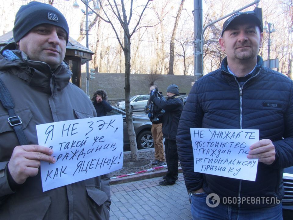 "Прессуй граждан, чтобы террористы боялись!" Беженцы из Донбасса пикетировали Кабмин