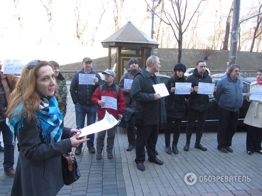 "Прессуй граждан, чтобы террористы боялись!" Беженцы из Донбасса пикетировали Кабмин