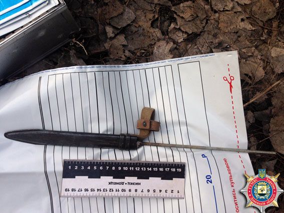В Красноармейске обнаружен тайник с оружием и символикой "ДНР" и "Оплота"