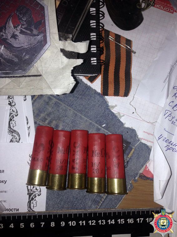 В Красноармейске обнаружен тайник с оружием и символикой "ДНР" и "Оплота"