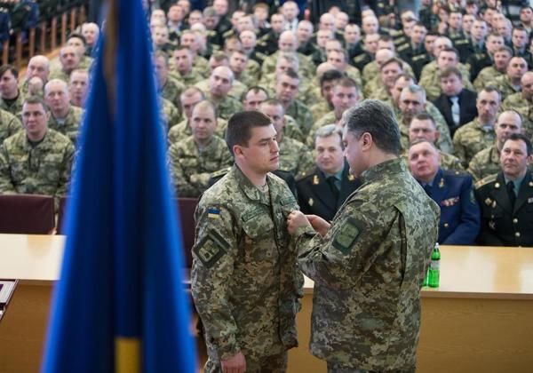 Порошенко присвоїв Героя України чотирьом військовим командирам