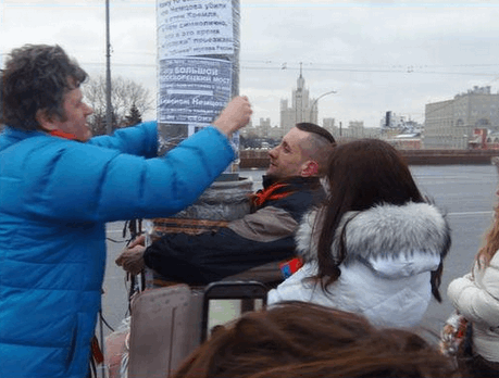 На месте убийства Немцова в Москве устроили погром: фотофакт