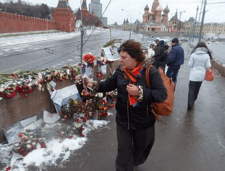 На місці вбивства Нємцова в Москві влаштували погром: фотофакт