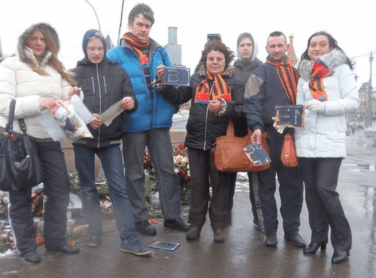 Разгромившие место убийства Немцова москвичи сфотографировались "на память": фотофакт