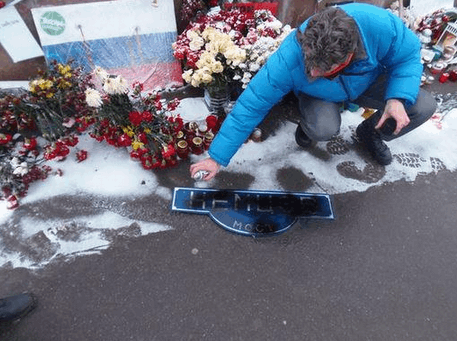 На месте убийства Немцова в Москве устроили погром: фотофакт