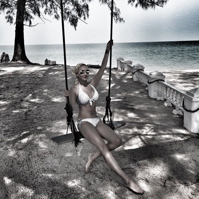 43-летняя Лера Кудрявцева похвасталась фигурой на пляжахТаиланда