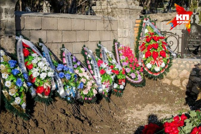 К могиле Януковича-младшего в Севастополе приходят близкие и друзья