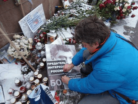 На місці вбивства Нємцова в Москві влаштували погром: фотофакт